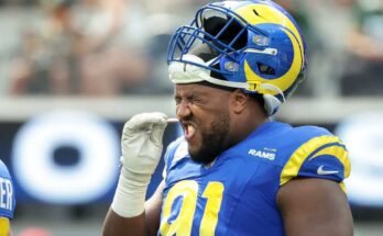 L'ailier défensif des Rams, Kobie Turner, prend un reniflement de sels odorants lors d'un match contre Packers au stade Sofi à Inglewood dimanche. La NFL a interdit d'utiliser le médicament pour des raisons de sécurité.