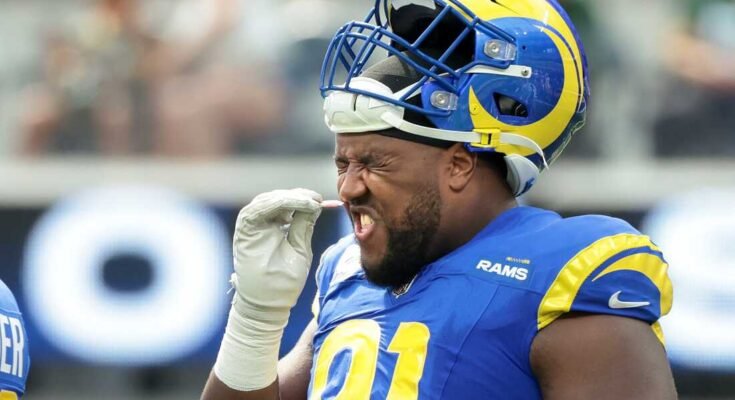 L'ailier défensif des Rams, Kobie Turner, prend un reniflement de sels odorants lors d'un match contre Packers au stade Sofi à Inglewood dimanche. La NFL a interdit d'utiliser le médicament pour des raisons de sécurité.